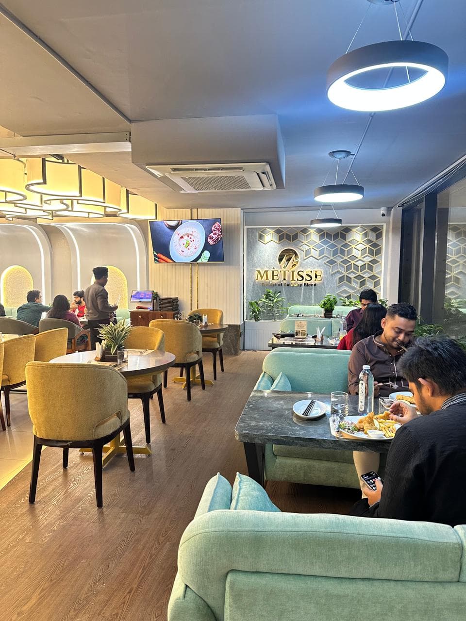 Guests enjoying daytime dining at Métisse